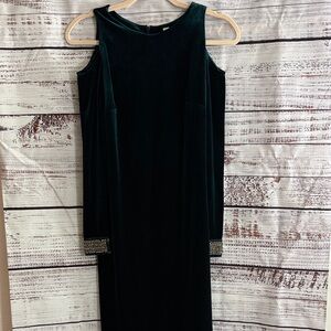 Elegant Green Velvet Dress with Embellished Cuffs